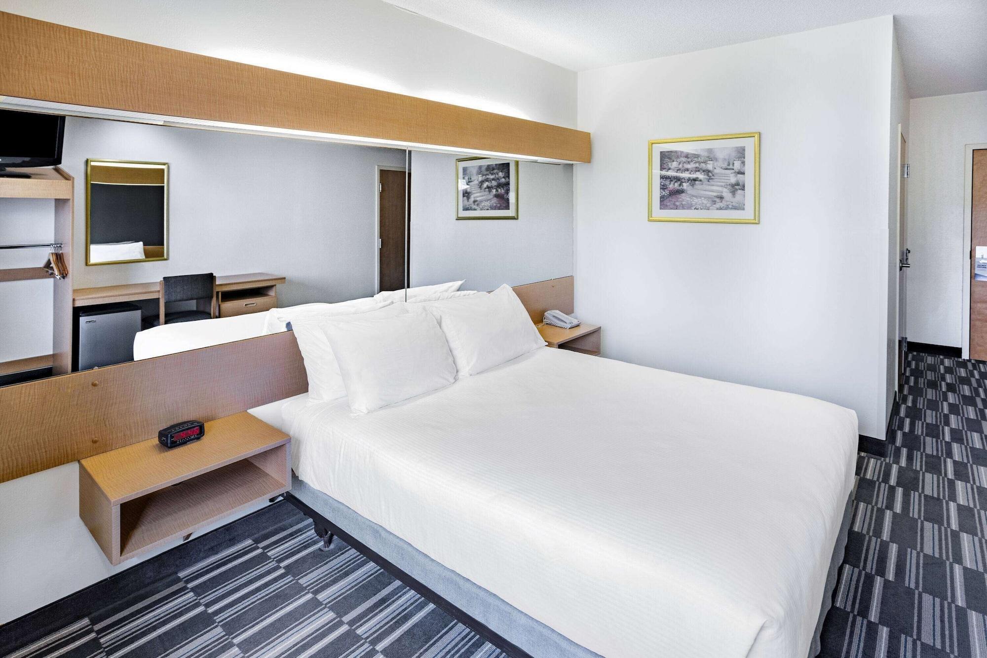 Microtel & By Wyndham Hotel 2*